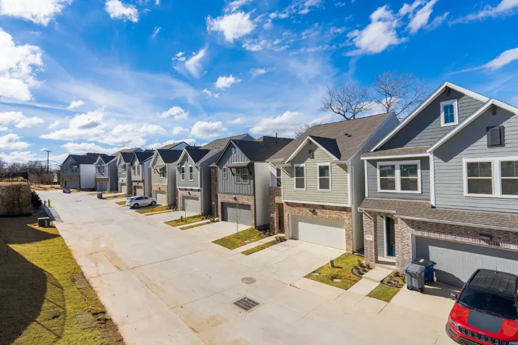 Echelon at Reverchon Bluffs Rise Apartments Dallas photo 3