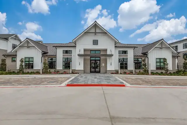 Explore Luxurious Living at Lenox Katy Creek Apartments