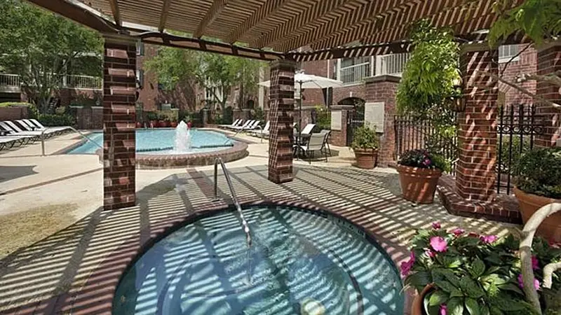 The Belmont Houston Apartments Hot Tubs