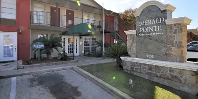 Emerald Pointe Apartments Photo 4