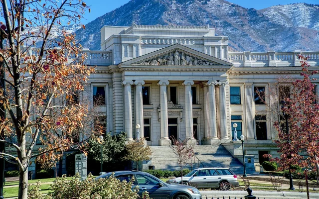 Luxury Real Estate Markets Beating National Benchmarks