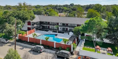 Riviera Apartments San Antonio Photo 2