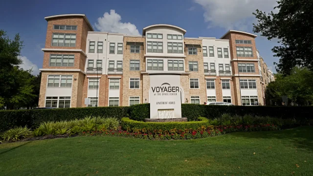 Voyager at Space Center Houston apartment photo 13
